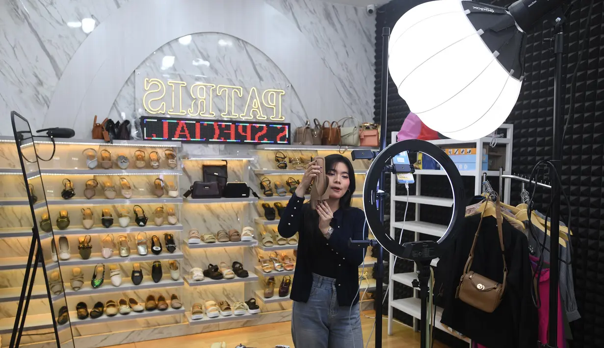 Pekerja memasarkan produk secara online produk sepatu sandal yang akan di bengkel kerja Patris di kawasan Katulampa, Bogor, Senin, 24 Agustus 2026. (KLY/ Arie Basuki)