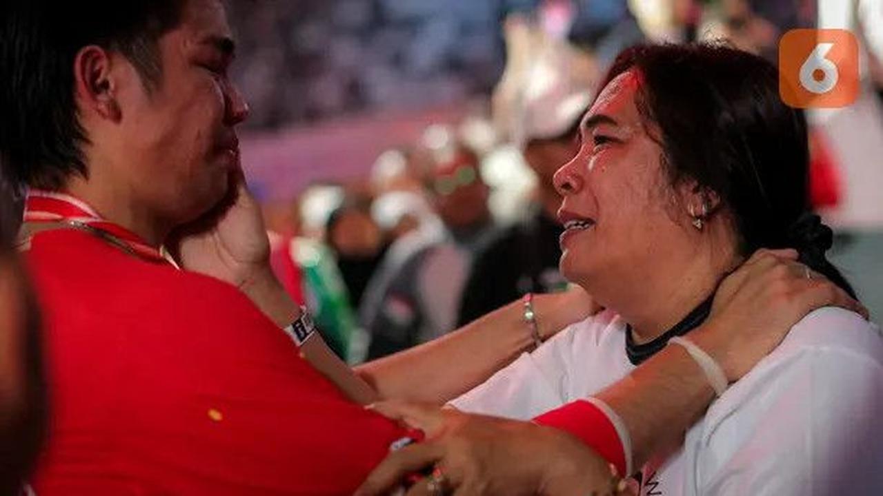 Daniel Martin pun terlihat tak kuasa menahan air mata saat naik ke podium.