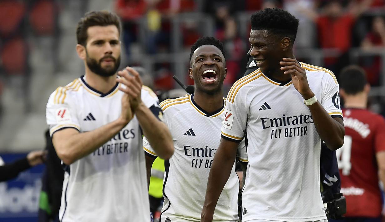 Pemain Real Madrid, Vinicius Junior, Nacho dan Aurelien Tchouameni merayakan kemenangan atas Osasuna pada laga pekan ke-29 La Liga 2023/2024 di Stadion El Sadar, Sabtu (16/03/2024). (AP Photo/Alvaro Barrientos)