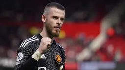 Selebrasi kiper Manchester United, David De Gea setelah berakhirnya laga Liga Inggris 2022/2023 menghadapi Everton di Old Trafford Stadium, Manchester (8/4/2023). David De Gea yang selalu menjadi andalan Manchester United di bawah mistar sejak kedatangannya pada 2011/2012 hingga kini, masih terganjal masalah gaji saat MU beberapa kali menawarkan perpanjangan kontrak. (AP Photo/Dave Thompson)