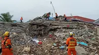 Enam ekor anjing pelacak K-9 diterjunkan untuk membantu proses evakusi korban gempa di Mamuju, Sulbar. (Foto: Liputan6.com/Abdul Rajab Umar)