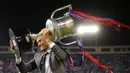 Pelatih FC Barcelona, Luis Enrique, membawa tropi Piala Raja Spanyol (Copa del Rey) di stadion Vicente Calderon, Spanyol, Minggu (28/5). Final Copa del Rey 2016-2017 menjadi laga terakhirnya bersama Messi dkk. (AP Photo)