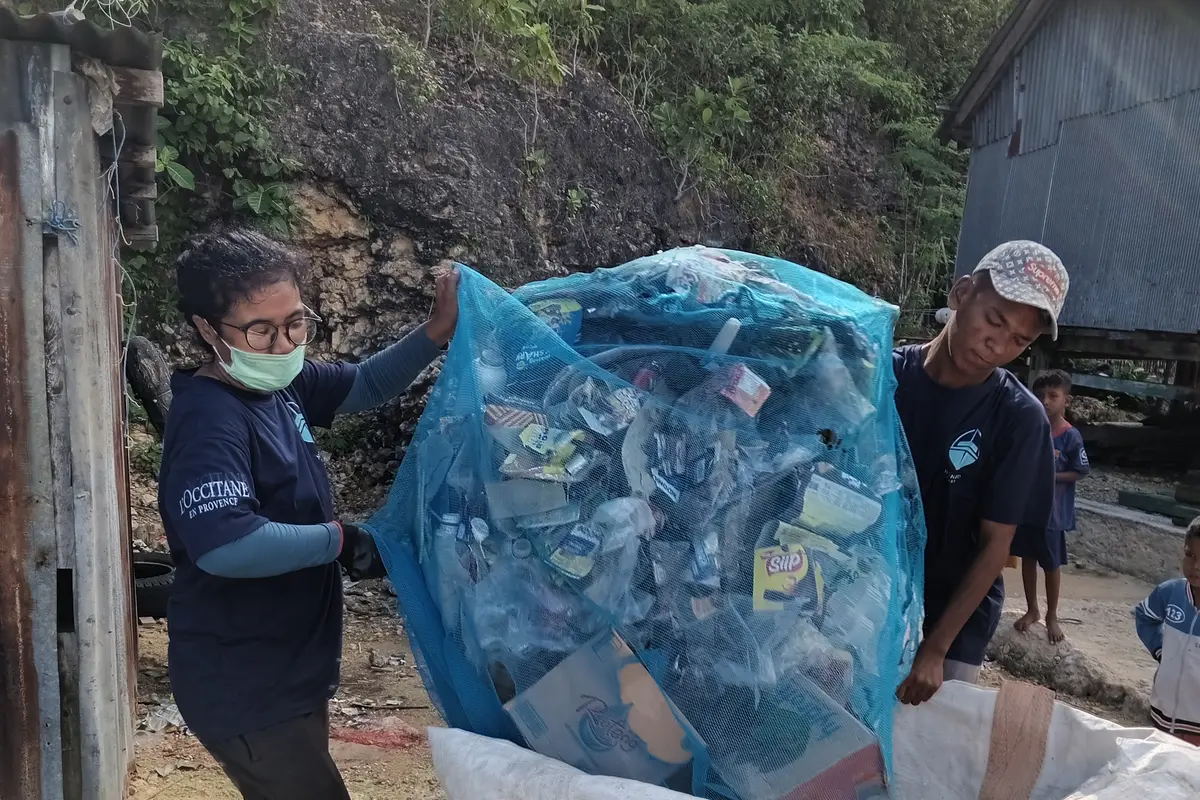 Aktivitas membersihkan sampah