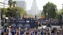 Para pemain, pelatih, ofisial tim Los Angeles Dodgers melakukan pawai di atas bus mengelilingi kota Los Angeles, California setelah berhasil menjuarai 2025 World Series Championship pada Senin (03/11/2025) waktu setempat. (AP Photo/Kyusung Gong)