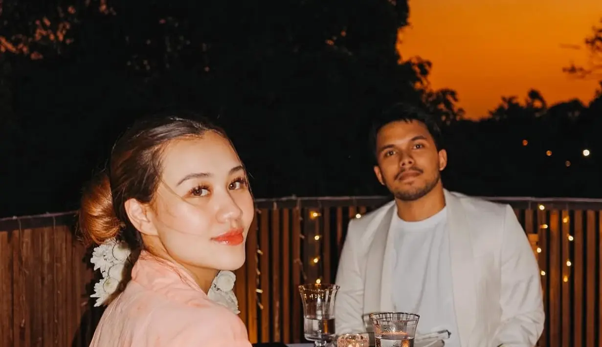 Warganet turut dibuat salah fokus dengan pantulan cahaya kamera yang soroti wajah glowing Aaliyah [@aaliyah.massaid]