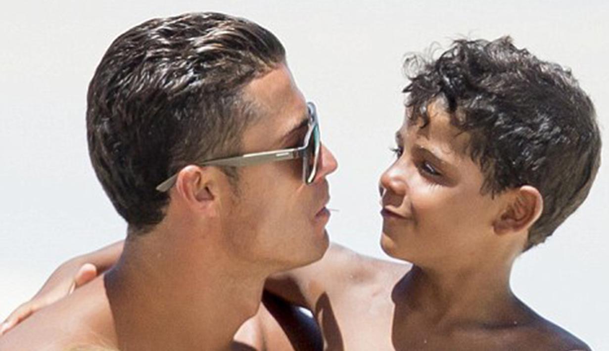 Cristiano Ronaldo bersama CR7 Junior. (Splash News via Daily Mail)