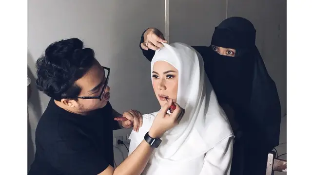 Potret Cynthia Ramlan dalam balutan hijab
