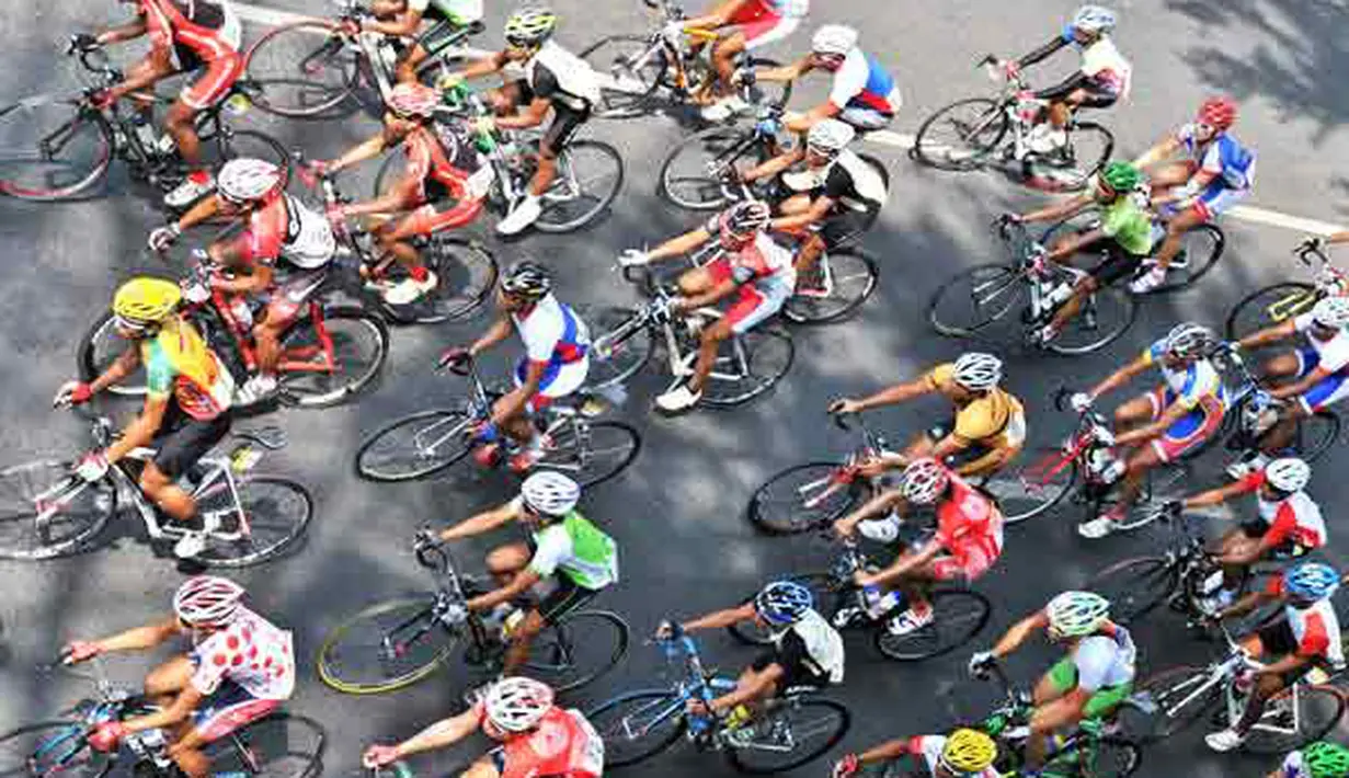 Sejumlah pebalap sepeda memacu sepedanya ketika melewati tanjakan Gombel pada "Speedy Tour de Indonesia" 2011 etape V di Semarang, Jateng, Kamis (6/10). (Antarafoto)