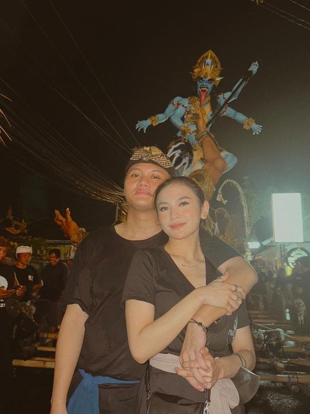 Rizky Febian dan Mahalini Rayakan Nyepi