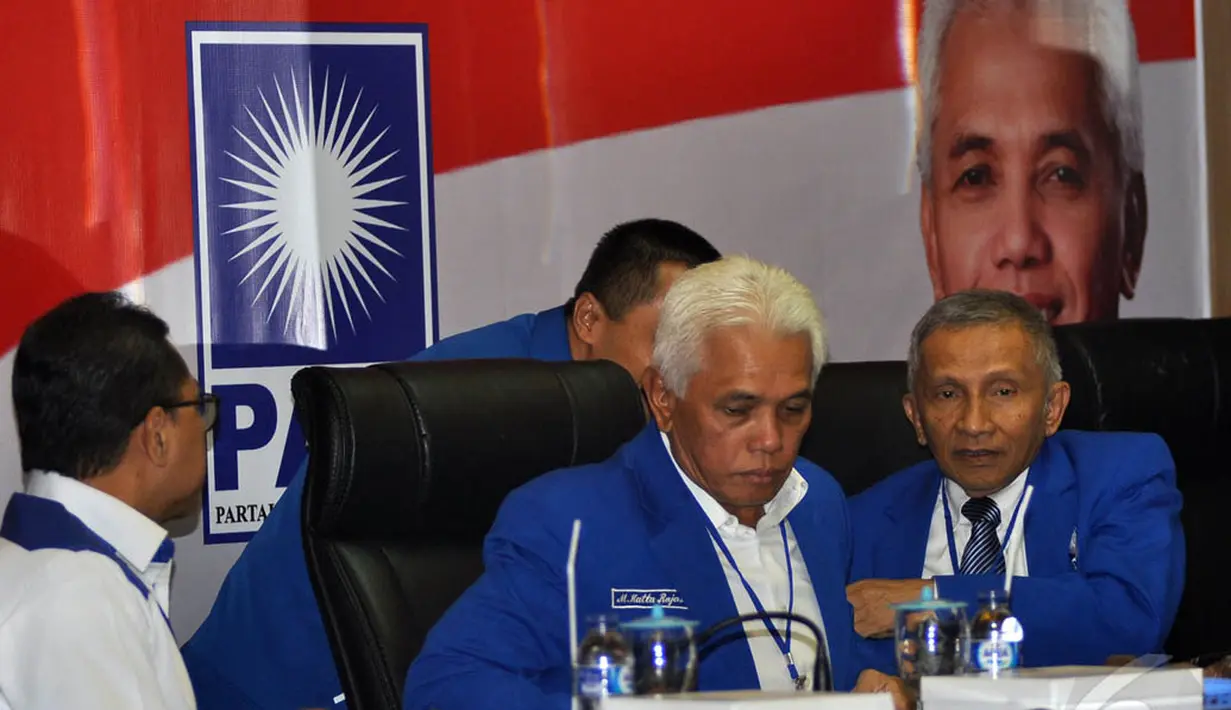 Ketua Umum Partai Amanat Nasional (PAN), Hatta Rajasa (tengah) saat mengelar Rakernas PAN di Jakarta, Rabu (7/1/2015). (Liputan6.com/Miftahul Hayat)