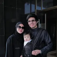 Potret kekompakan keluarga Atta saat jalankan ibadah umrah (Instagram/attahalilintar).