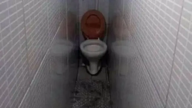 6 Penampakan Toilet Ukuran Sempit Ini Bikin Dada Sesak