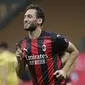 Gelandang AC Milan, Hakan Calhanoglu berselebrasi usai mencetak gol ke gawang Bodoe/Glimt pada pertandingan Liga Europa di Stadion San Siro di Milan, Italia, Kamis (24/9/2020). AC Milan menang tipis atas  Bodoe/Glimt 3-2. (AP Photo/Luca Bruno)