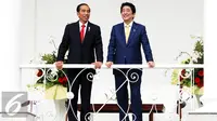 Presiden Jokowi berbincang dengan PM Jepang, Shinzo Abe di Istana Kepresidenan Bogor, Jawa Barat, Minggu (15/1). Pertemuan itu juga membahas berbagai bidang, salah satunya‎ politik dan keamanan. (Liputan6.com/Panca Syurkani/Pool)