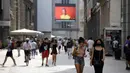 <p>Pejalan kaki melewati layar di katedral Duomo yang menunjukkan model Moschino selama Milan Digital Fashion Week, di Milan, Italia, 14 Juli 2020. Empat puluh rumah mode menampilkan koleksi pakaian untuk musim semi/musim panas 2020 dalam format digital di tengah pandemi Covid-19. (AP Photo/Luca Bruno)</p>