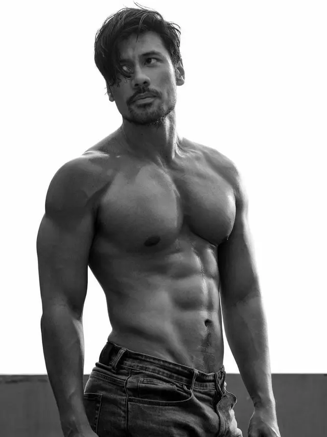 Potret Chicco Jerikho yang Pancarkan Aura Hot Daddy