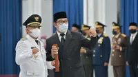 Gubernur Jawa Barat Ridwan Kamil melantik Yana Mulyana menjadi Wali Kota Bandung sisa masa jabatan 2018 - 2023, di Aula Barat Gedung Sate, Kota Bandung, Senin (18/4/2022).