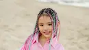 Mempermanis tampil cornrows, tatanan rambut ini dipadu dengan pita pink dan biru pastel [@claireherbowo]