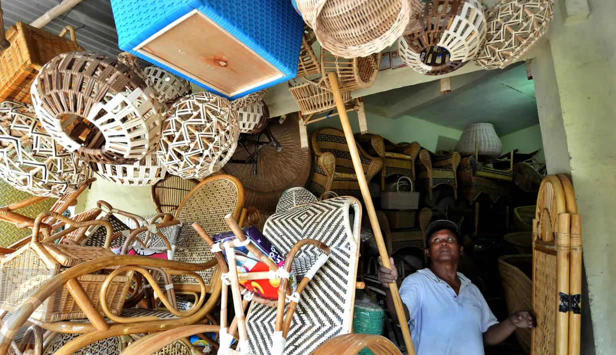 Pekerja menggantung produk dari bahan baku rotan, Jakarta, Rabu (6/1/2016). Masyarakat Ekonomi ASEAN (MEA) resmi berlaku pada tahun 2016. Pemerintah terus berupaya menguatkan pengelolaan usaha mikro kecil menengah. (Liputan6.com/Johan Tallo)