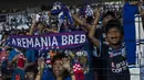 Suporter Arema FC, Aremania, bernyanyi memberikan dukungan saat menonton laga Liga 1 melawan Persija Jakarta di SUGBK, Jakarta, Sabtu (31/3/2018). Persija menangn 3-1 atas Arema FC. (Bola.com/Vitalis Yogi Trisna)