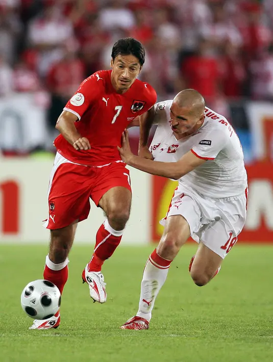 Ivica Vastic (kiri) adalah gelandang yang memperkuat Timnas Austria selama 12 tahun. Saat bermain di Piala Eropa 2008, Vastic berusia 38 tahun 8 bulan 14 hari. (AFP/Yuri Kadobnov)