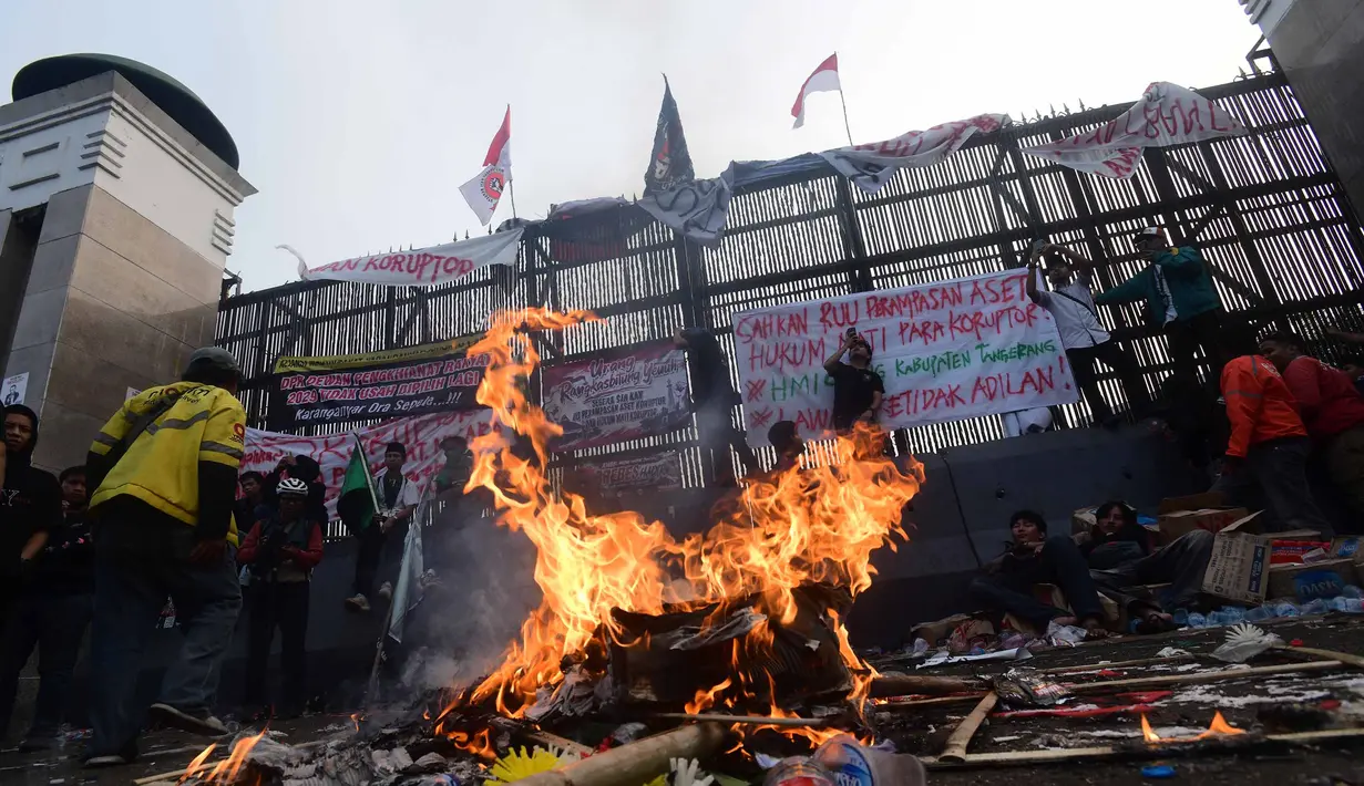 Massa dari berbagi elemen mahasiswa  dan masyarakat saat melakukan aksi pembakaran di depan Gedung DPR/MPR, Jakarta, Kamis, 27  Agustus 2026. (KLY/ Arie Basuki)