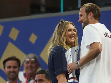 Harry Kane tampak menemui istri dan anggota keluarganya setelah tampil mengagumkan dalam laga Grup L Piala Dunia 2026 antara Inggris melawan Kroasia di Dallas Stadium, Arlington, Amerika Serikat, Kamis (18/06/2026) dini hari WIB. (AFP/Getty Images/Richard Pelham)