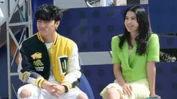 Berperan sebagai Citra dan Sakti di sinetron Cinta Setelah Cinta, begini potret kebersamaan Sandrinna Michelle dan Farhan Rasyid di acara musik Inbox beberapa waktu lalu. Kenakan baju warna cerah, dua artis muda Indonesia ini tampil serasi. Tak hanya kompak saat adu akting, keduanya juga kompak saat jadi bintang tamu di acara musik Inbox. (Liputan6.com/IG/@sinemart_ph)