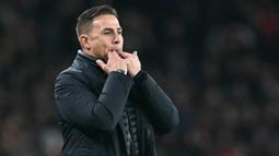 Kapten timnas Italia yang memimpin Gli Azzurri mengangkat trofi Piala Dunia 2006 kini melatih timnas Uzbekistan. (AFP/Justin Tallis)