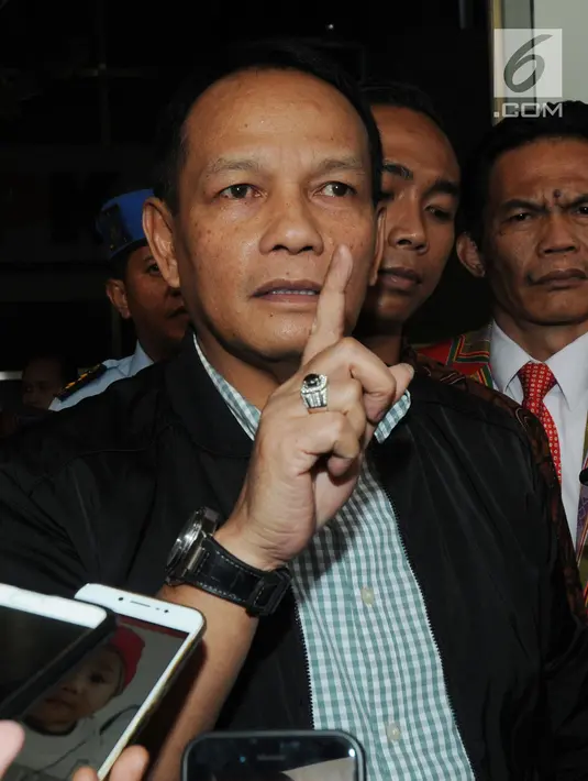 Mantan Kepala Staf TNI Angkatan Udara (Kasau) Marsekal (Purn) Agus Supriatna menjawab pertanyaan wartawan usai menjalani pemeriksaan di gedung KPK, Jakarta, Rabu (6/6). (Merdeka.com/Dwi Narwoko)