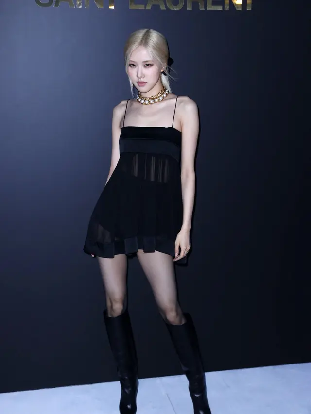 Rose BLACKPINK untuk Saint Laurent di Paris Fashion Week Spring Summer 2022