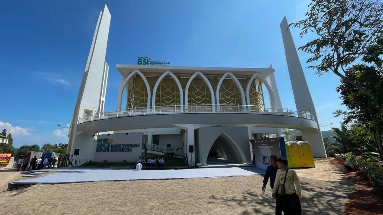 Menteri BUMN Erick Thohir meresmikan Masjid BSI (Bank Syariah Indonesia) Bakauheni yang dibangun di kawasan PT ASDP Indonesia Ferry, Bakauheni Harbour City (BHC), Lampung. (Dok BUMN)