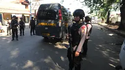 Sejumlah anggota Brimob bersenjata lengkap berjaga di depan Mako Brimob, Kelapa Dua, Depok, Kamis (9/5). Beberapa petugas terlihat berjaga di depan pintu masuk Mako Brimob. (Merdeka.com/Arie Basuki)