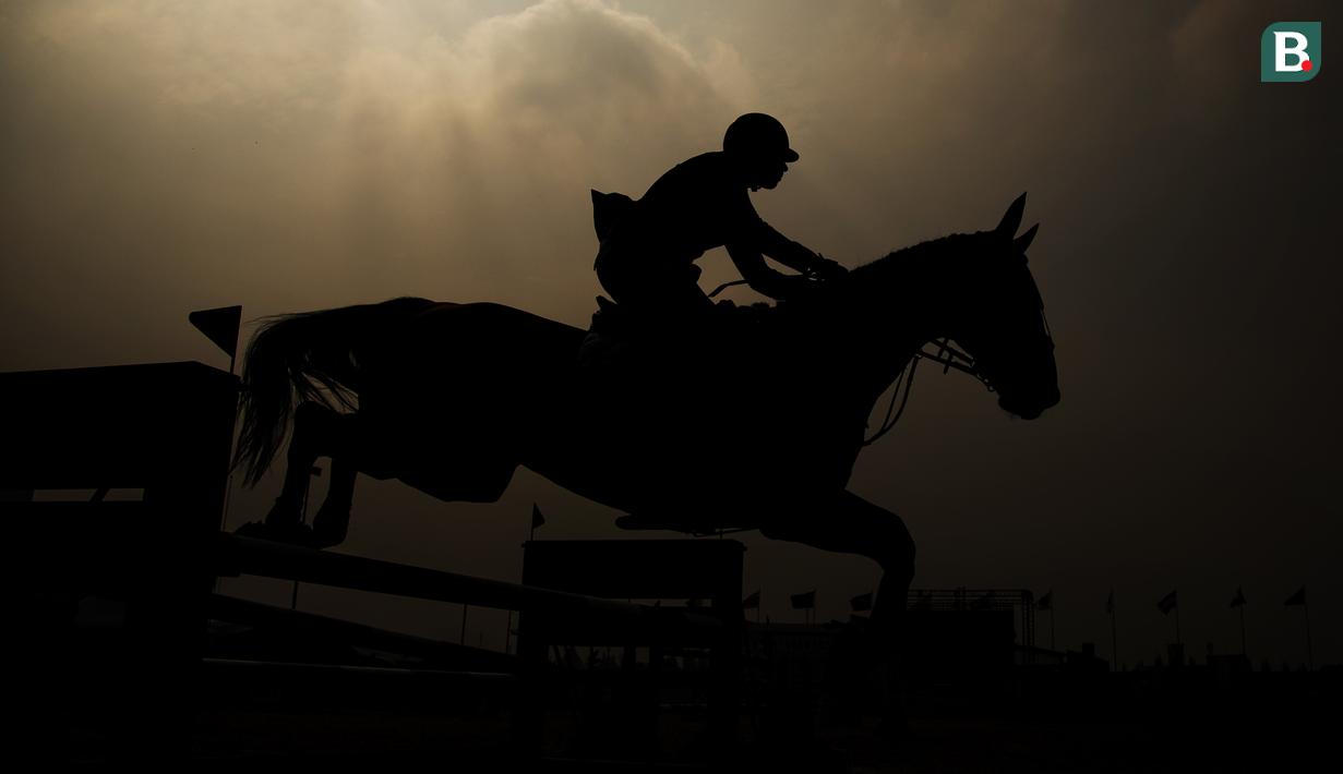 Joki asal Suriah, Ahmed Hamcho, melompat bersama kudanya saat tampil pada berkuda nomor individual Asian Games XVIII di Pacuan Kuda Pulomas, Jakarta, Kamis (29/8/2018). (Bola.com/Vitalis Yogi Trisna)
