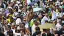 Antrean warga mengular panjang hingga ke luar stadion demi memberi penghormatan terakhir kepada sang legenda. (AP Photo/Matias Delacroix)