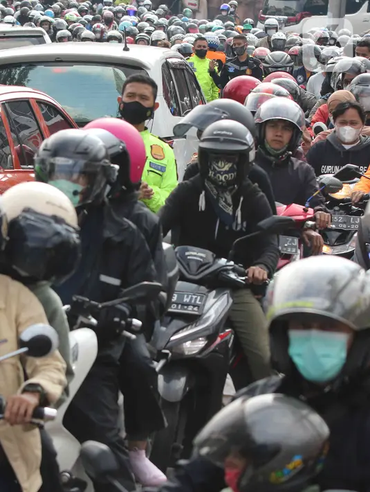 <p>Kepadatan kendaraan wisatawan di Jalan Raya Puncak, Cisarua, Kabupaten Bogor, Jawa Barat, Kamis (5/5/2022). Kapolres Bogor AKBP Iman Imanuddin mengatakan kepadatan arus kendaraan dari arah Jakarta atau Bogor dan juga dari arah Cianjur ke kawasan Puncak masih akan terjadi hingga akhir pekan nanti. (Liputan6.com/Herman Zakharia)</p>