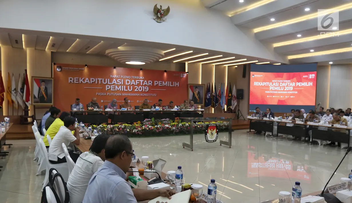 Ketua KPU Arief Budiman bersama Komisoner KPU, Bawaslu, Perwakilan Parpol, Serta TNI Polri dan NGO mengadakan Rapat Pleno di Gedung, KPU, Jakarta, Senin (8/4). Rapat pleno tersebut membahas Rekapitulasi Daftar Pemilih Pemilu 2019 pasca-putusan Mahkamah Konstitusi (MK). (Liputan6.com/Johan Tallo)