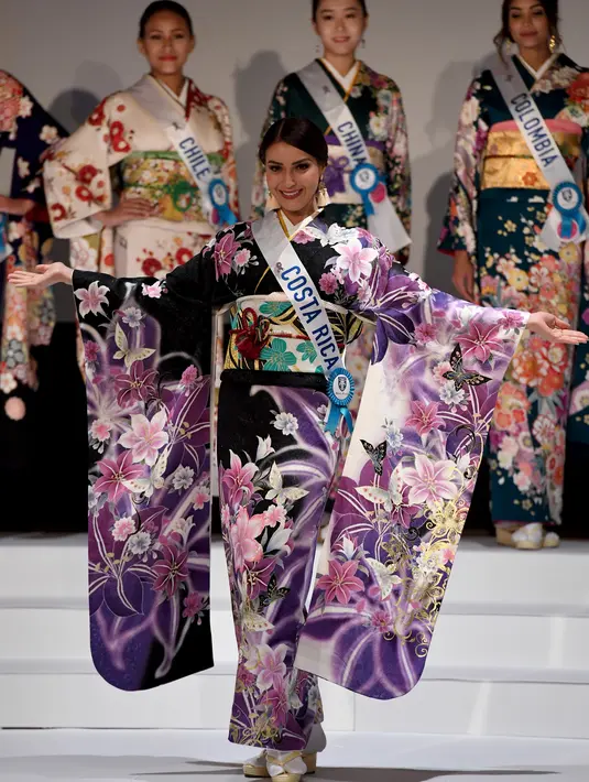 Miss Kosta Rika, Karla Paola Chacon berpose dalam balutan Kimono saat konferensi pers Miss International Beauty Pageant di Tokyo (27/10). Final Miss International Beauty Pageant ke-57 akan diadakan pada 14 November mendatang. (Toshifumi KITAMURA/AFP)