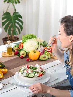 Dengan mengonsumsi makanan kaya antioksidan mendukung sistem kekebalan tubuh sehingga mengurangi risiko terkena penyakit. (Foto/dok: Freepik/pvproductions)