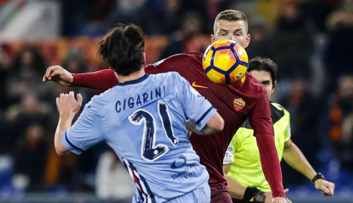 Pemain AS Roma, Edin Dzeko mencoa merebut bola dari kejaran pemain pemain Sampdoria, Luca Cigarini pada laga Coppa Italia di di Roma Olympic stadium, Kamis (19/1/2017). Roma menang 4-0. (Angelo Carconi/ANSA via AP)
