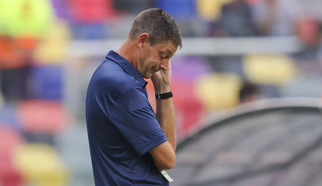 Ekspresi kecewa pelatih Bobby Mimms saat gawang timnya dibobol oleh Ekuador pada laga lanjutan Grup B Piala Dunia U-20 2023 di Santiago del Estero, Argentina, Sabtu, 27/05/2023. (AP Photo/Nicolas Aguilera)