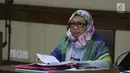 Terdakwa kasus suap pengadaan barang dan jasa di Pemkot Kendari, Fatmawati Faqih saat menjalani sidang lanjutan di Pengadilan Tipikor, Jakarta, Rabu (8/8). Sidang mendengar keterangan saksi. (Liputan6.com/Helmi Fithriansyah)