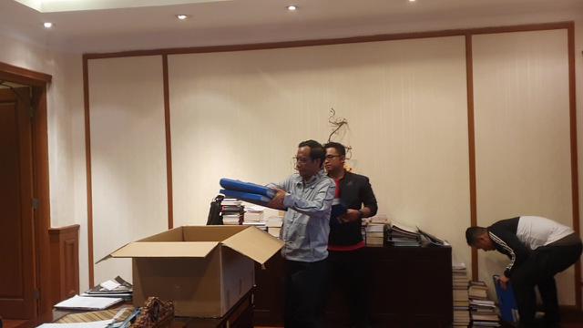 Mahfud Md mengemas barang- barangnya yang berada di ruang kerja Menko Polhukam, Jumat (2/2/2024).
