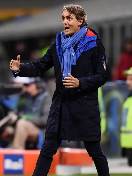Pelatih Italia, Roberto Mancini menginstruksikan pemainnya saat bertanding melawan Italia pertandingan UEFA Nations League di Stadion San Siro di Milan (17/11). Portugal meraih poin sembilan sedangkan Italia lima. (AFP Photo/Marco Bertorello)