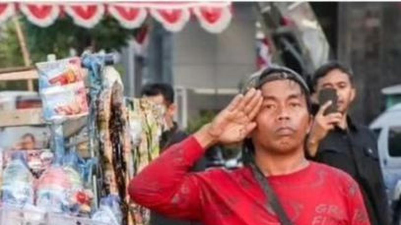 Potret Para PKL di Depan Kantor Pemprov Jatim Hormat Bendera Merah Putih, Curi Perhatian