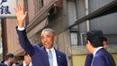Presiden AS ke-44 Barack Obama menyapa awak media saat tiba di restoran sushi di kawasan Ginza, Tokyo, Jepang, (25/3). Obama akan menghadiri sebuah forum internasional yang diselenggarakan oleh organisasi swasta. (AP Photo / Shizuo Kambayashi, Pool)
