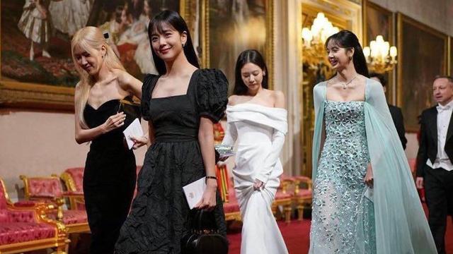 6 Gaya Elegan bak Bangsawan BLACKPINK saat Terima Gelar Kehormatan MBE dari Kerajaan Inggris