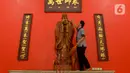 Warga keturunan Tionghoa membersihkan rupang atau patung dewa di Klenteng Kong Miao, Jakarta, Sabtu (18/1/2020). Menyambut Tahun Baru Imlek 2571 pada 25 Januari 2020, warga keturunan Tionghoa mulai membersihkan peralatan sembahyang dan menghias Klenteng. (merdeka.com/Imam Buhori)