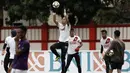 Kiper PSM Makassar, Rivky Mokodompit, berusaha menangkap bola saat latihan di Stadion PTIK, Jakarta, Minggu (2/12). Latihan ini persiapan jelang laga Liga 1 melawan Bhayangkara FC. (Bola.com/Yoppy Renato)