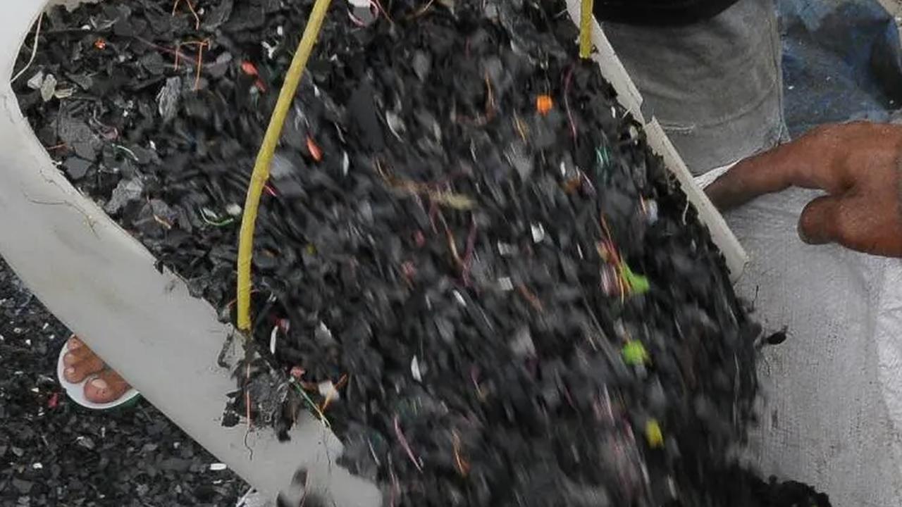Dalam satu hari, pekerja mengaku mendapat 2 ton sampah plastik dari Bekasi dan Jakarta Timur.